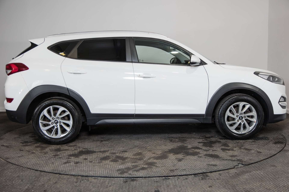 HYUNDAI TUCSON 2016 (66) 1.7 CRDI BLUE DRIVE SE NAV SUV 5DR DIESEL MANUAL EURO 6 (S/S) (116 PS) - 2016 - £9,400