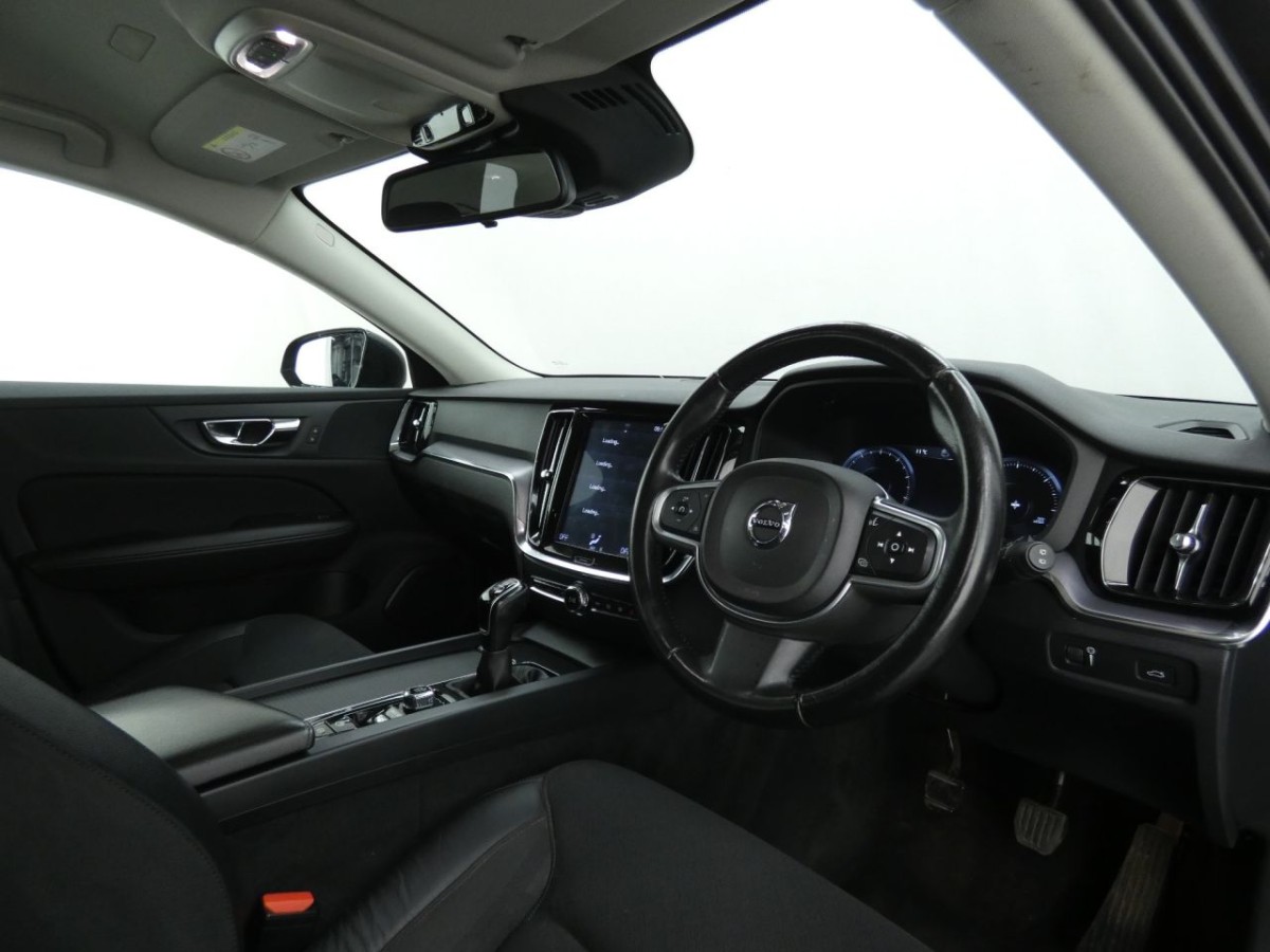 VOLVO V60 2.0 D3 MOMENTUM 5D 148 BHP - 2019 - £14,990