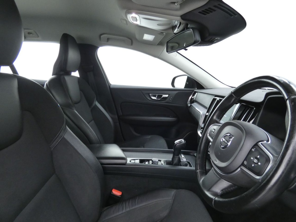 VOLVO V60 2.0 D3 MOMENTUM 5D 148 BHP - 2019 - £14,990