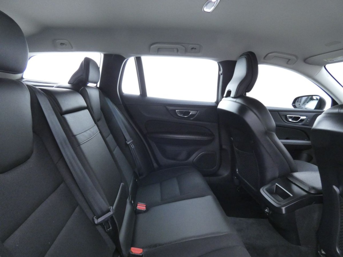VOLVO V60 2.0 D3 MOMENTUM 5D 148 BHP - 2019 - £14,990