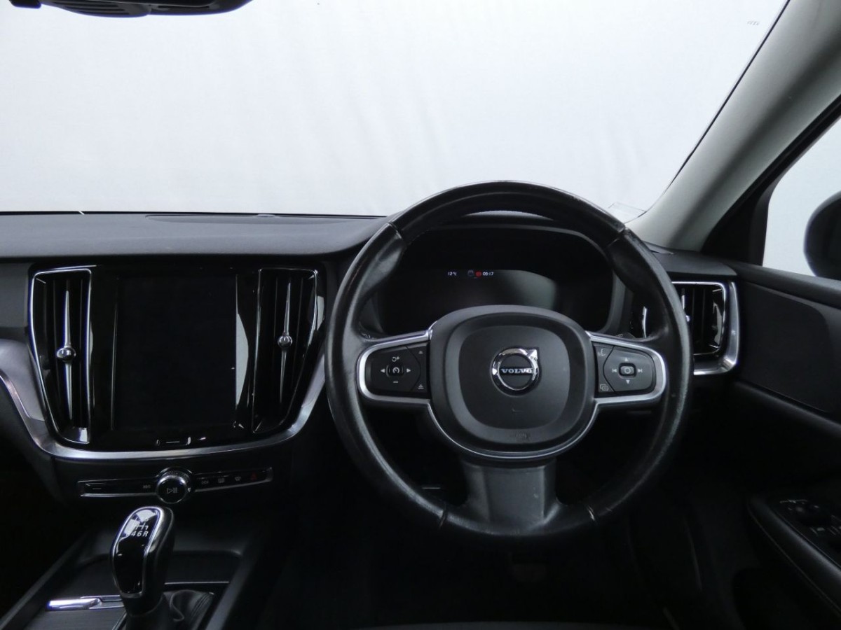 VOLVO V60 2.0 D3 MOMENTUM 5D 148 BHP - 2019 - £14,990