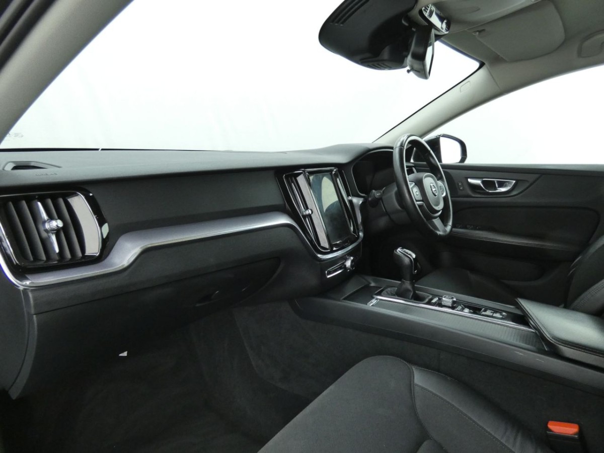 VOLVO V60 2.0 D3 MOMENTUM 5D 148 BHP - 2019 - £14,990
