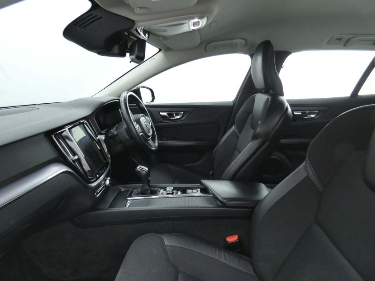 VOLVO V60 2.0 D3 MOMENTUM 5D 148 BHP - 2019 - £14,990