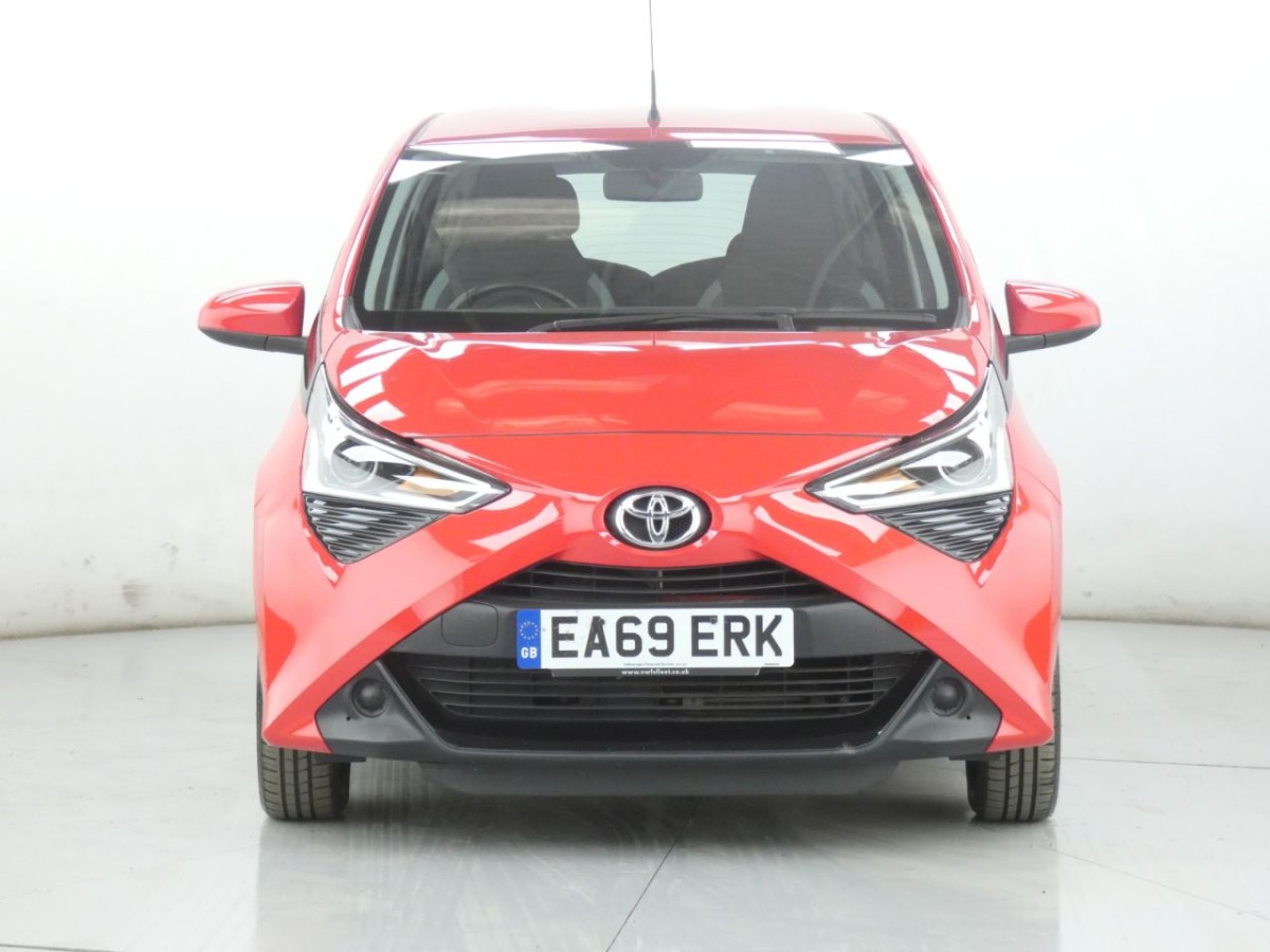 TOYOTA AYGO 1.0 VVT-I X-PLAY X-SHIFT 5D 69 BHP - 2019 - £10,990