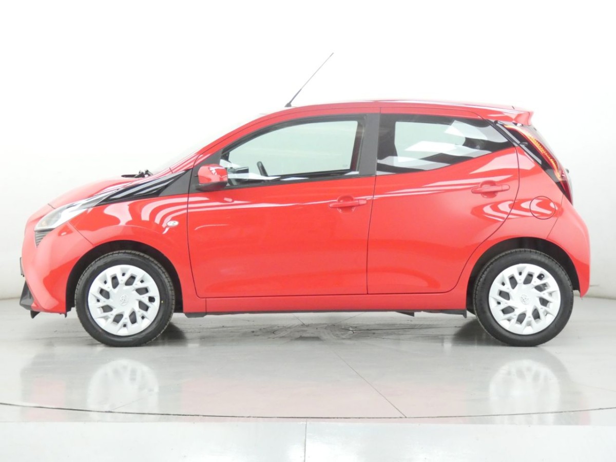 TOYOTA AYGO 1.0 VVT-I X-PLAY X-SHIFT 5D 69 BHP - 2019 - £10,990
