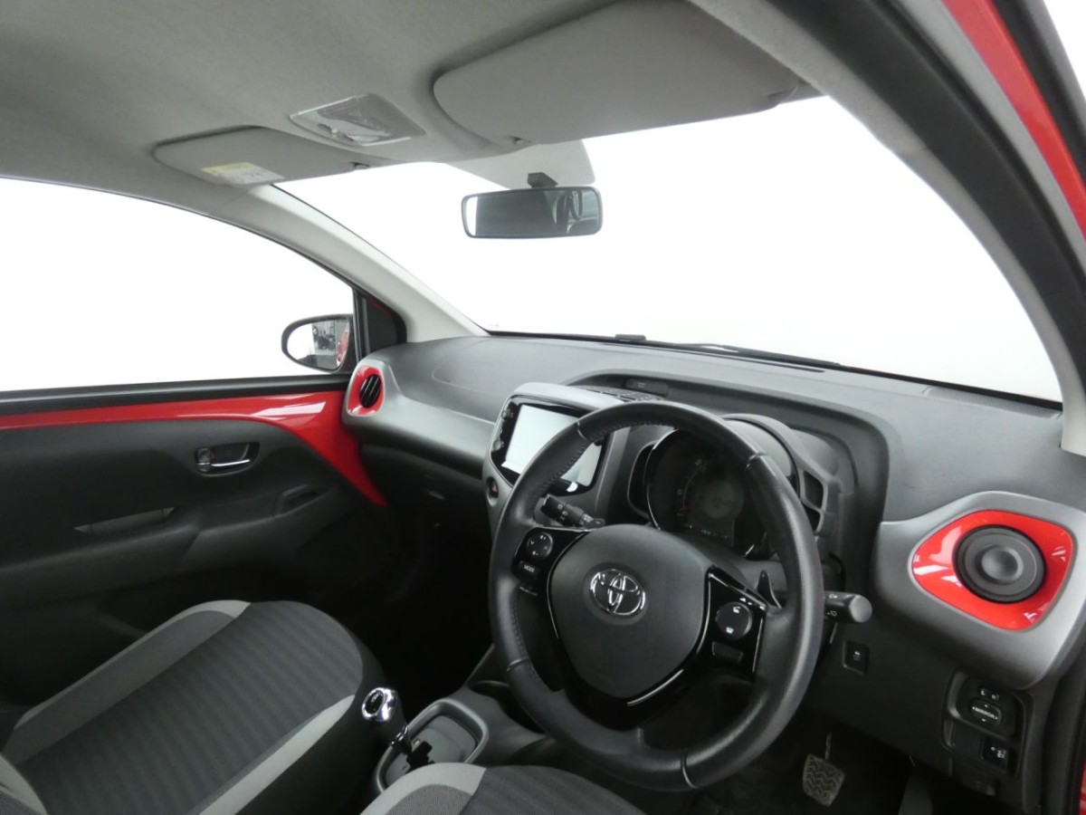 TOYOTA AYGO 1.0 VVT-I X-PLAY X-SHIFT 5D 69 BHP - 2019 - £10,990