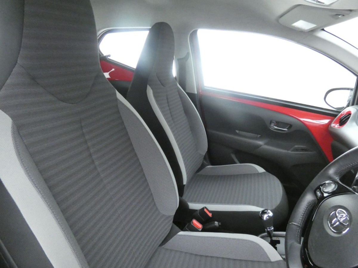 TOYOTA AYGO 1.0 VVT-I X-PLAY X-SHIFT 5D 69 BHP - 2019 - £10,990