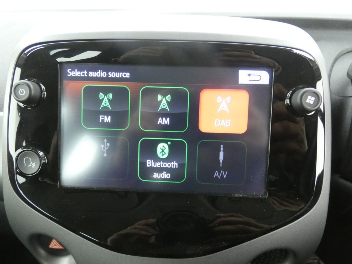 TOYOTA AYGO 1.0 VVT-I X-PLAY X-SHIFT 5D 69 BHP - 2019 - £10,990