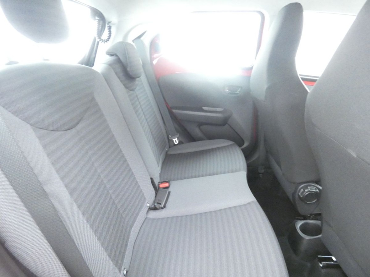TOYOTA AYGO 1.0 VVT-I X-PLAY X-SHIFT 5D 69 BHP - 2019 - £10,990