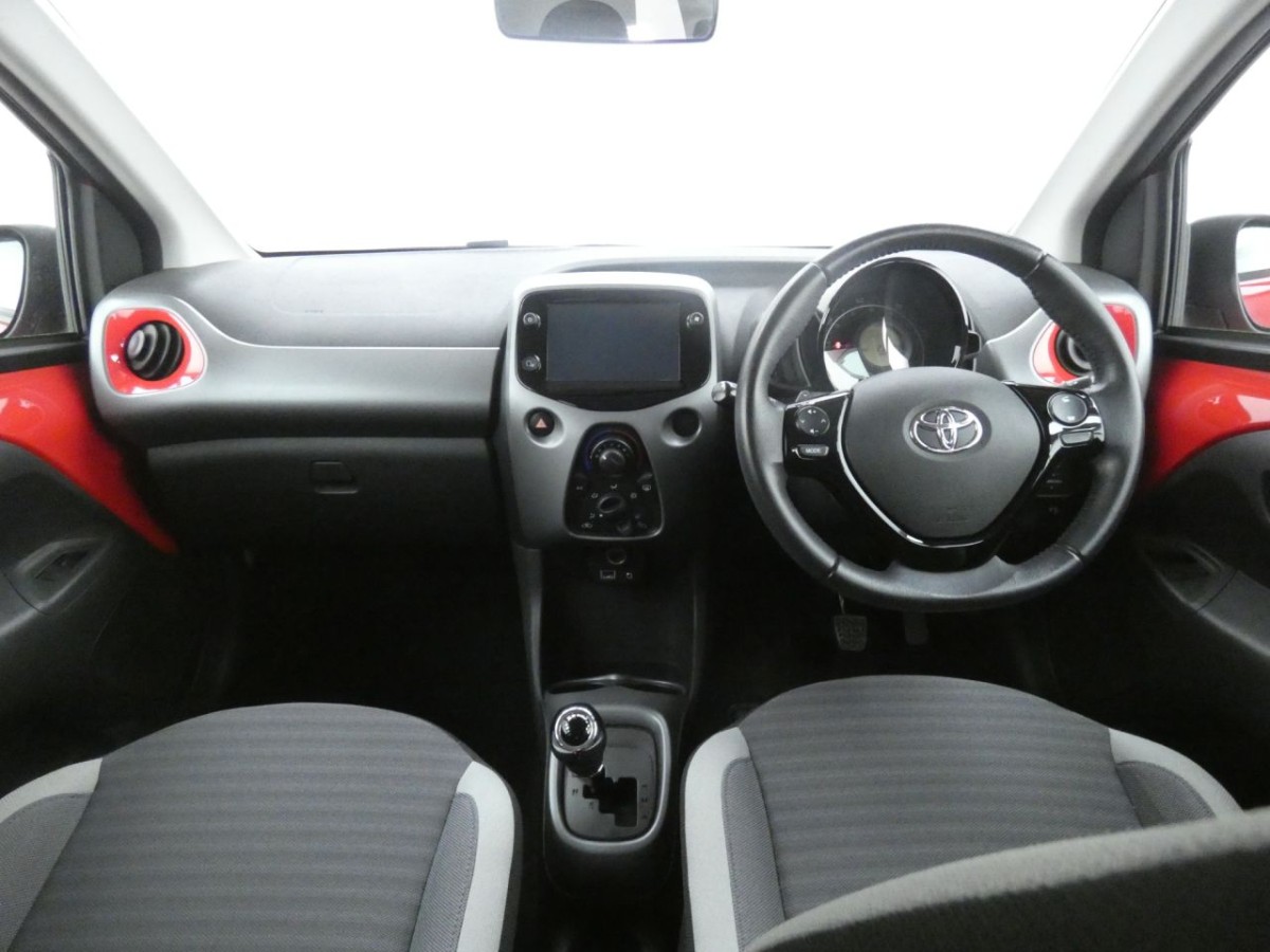 TOYOTA AYGO 1.0 VVT-I X-PLAY X-SHIFT 5D 69 BHP - 2019 - £10,990