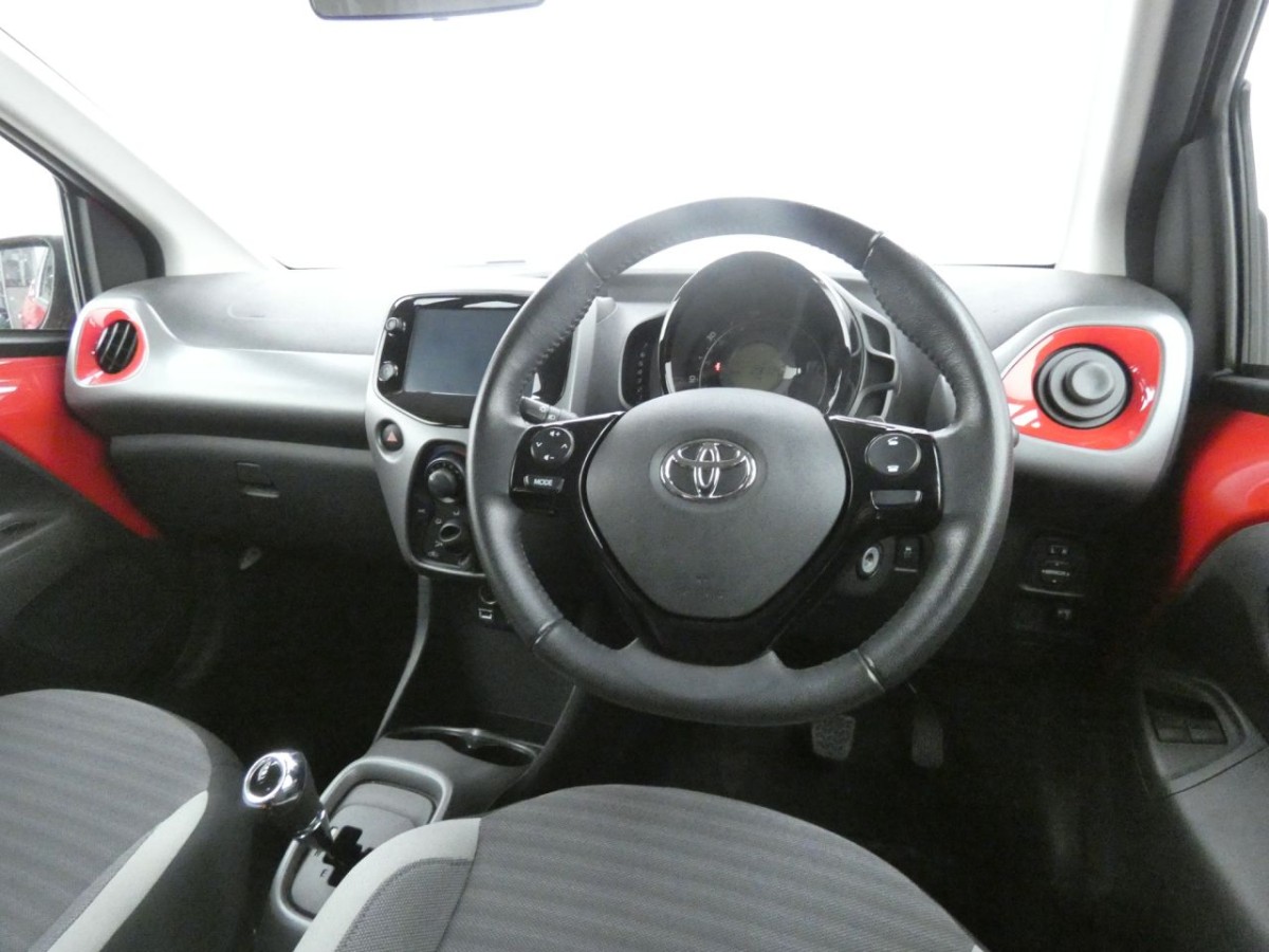 TOYOTA AYGO 1.0 VVT-I X-PLAY X-SHIFT 5D 69 BHP - 2019 - £10,990