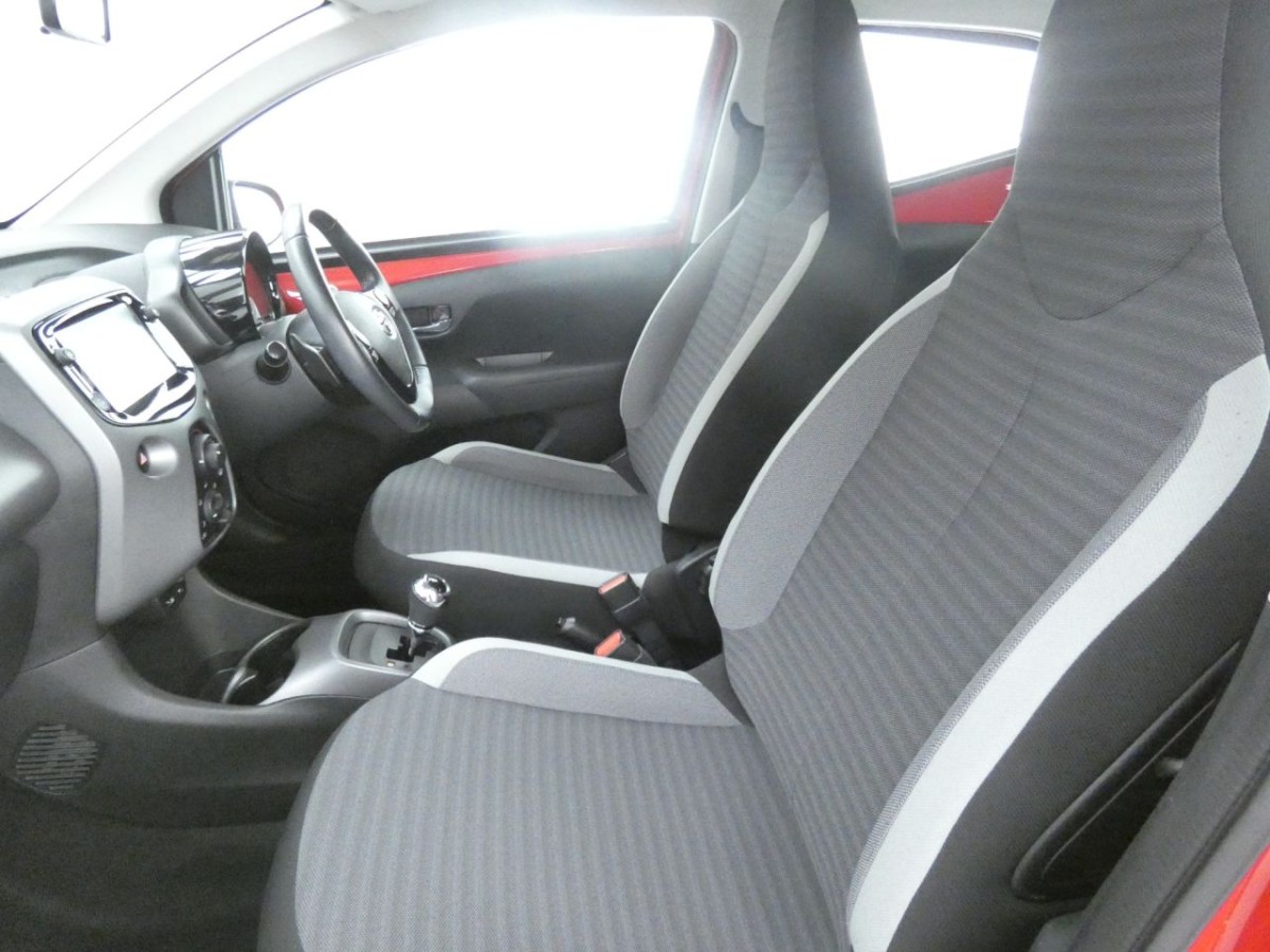 TOYOTA AYGO 1.0 VVT-I X-PLAY X-SHIFT 5D 69 BHP - 2019 - £10,990