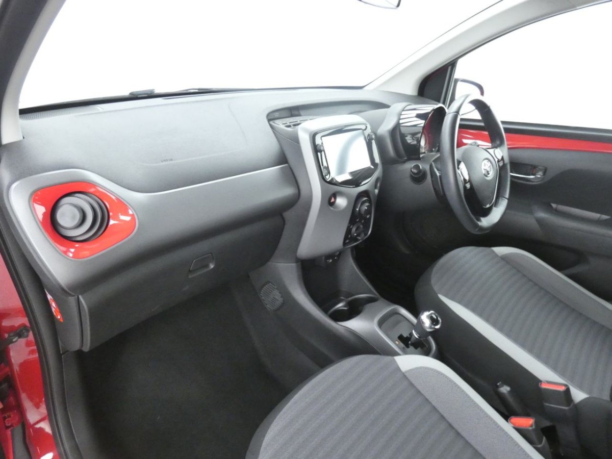 TOYOTA AYGO 1.0 VVT-I X-PLAY X-SHIFT 5D 69 BHP - 2019 - £10,990