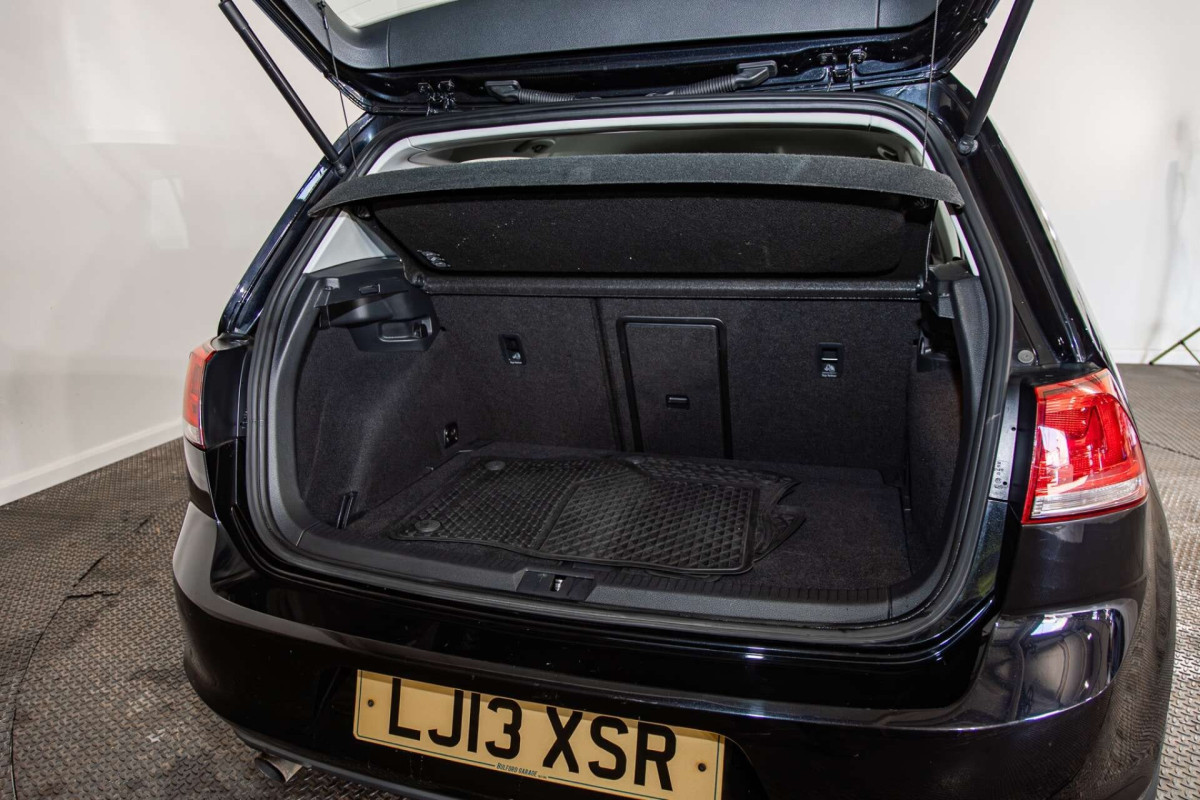 VOLKSWAGEN GOLF 2013 (13) 1.6 TDI BLUEMOTION TECH SE HATCHBACK 5DR DIESEL MANUAL EURO 5 (S/S) (105 PS - 2013 - £6,500