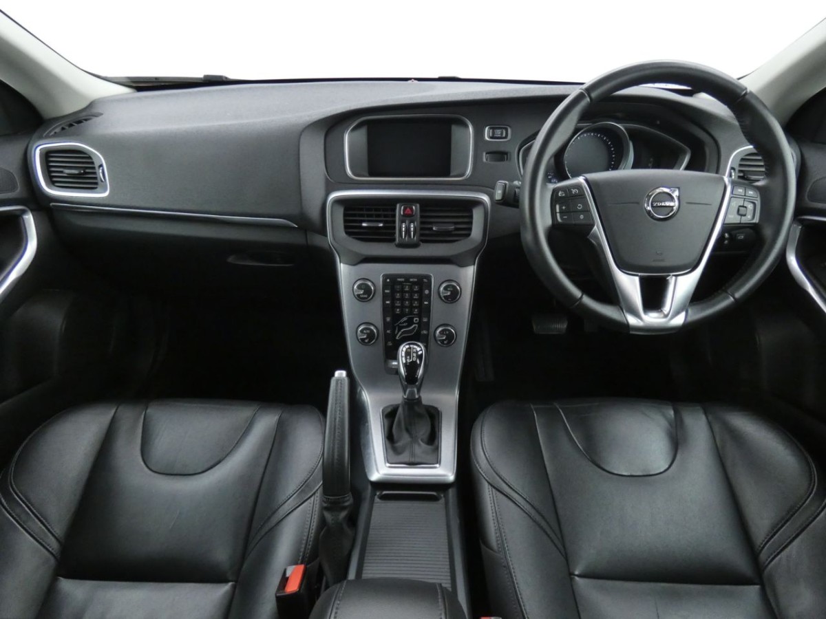 VOLVO V40 1.5 T3 INSCRIPTION 5D 150 BHP - 2018 - £11,990