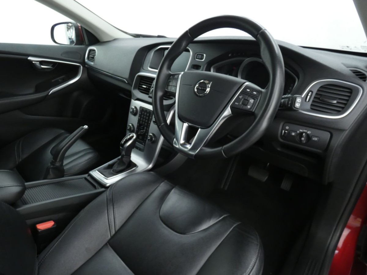 VOLVO V40 1.5 T3 INSCRIPTION 5D 150 BHP - 2018 - £11,990