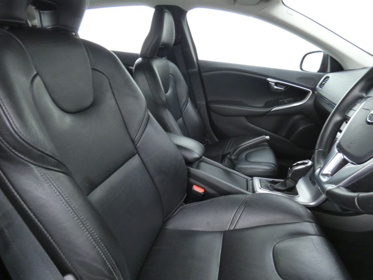 VOLVO V40 1.5 T3 INSCRIPTION 5D 150 BHP - 2018 - £11,990