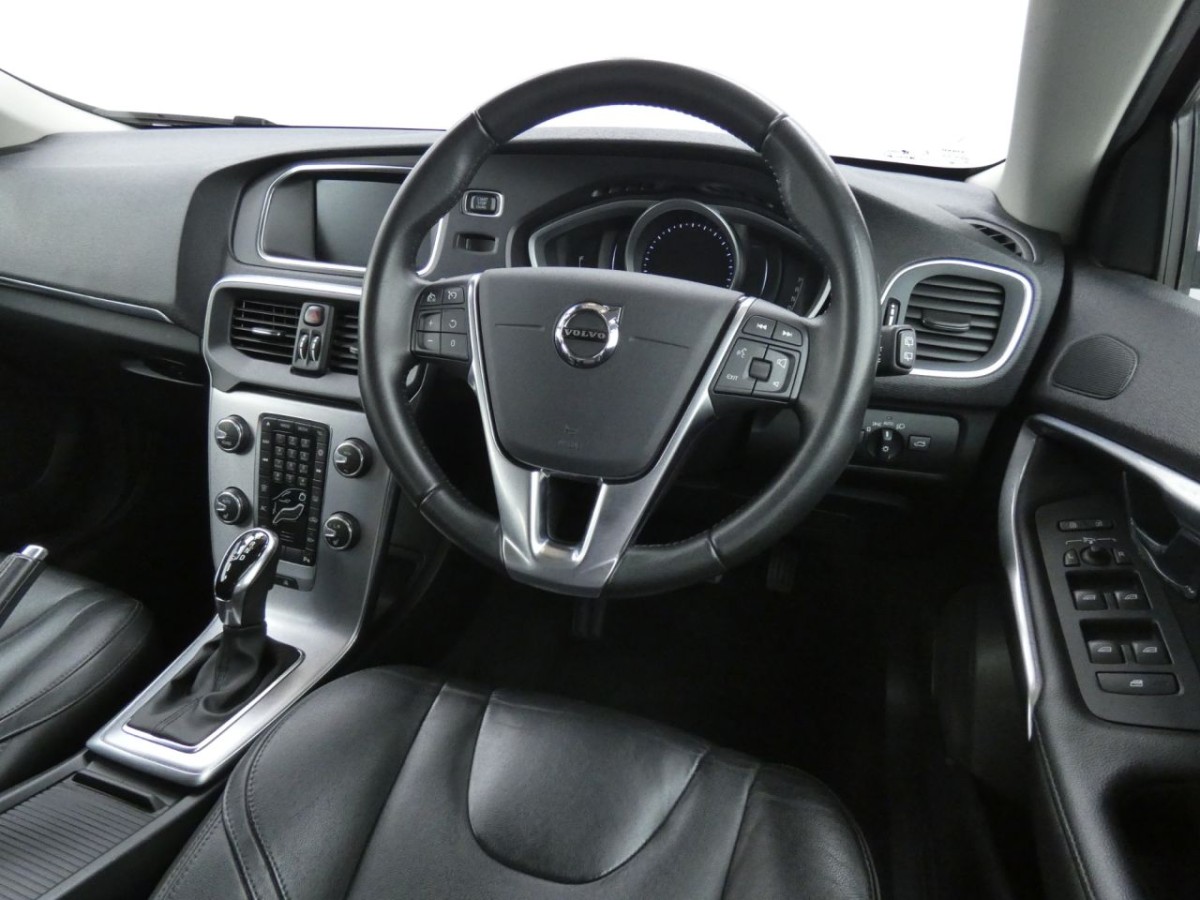 VOLVO V40 1.5 T3 INSCRIPTION 5D 150 BHP - 2018 - £11,990