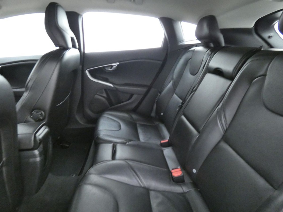 VOLVO V40 1.5 T3 INSCRIPTION 5D 150 BHP - 2018 - £11,990