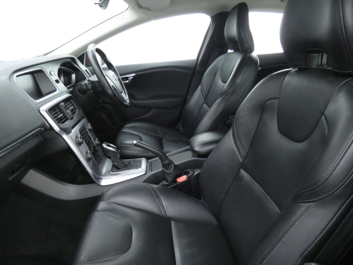 VOLVO V40 1.5 T3 INSCRIPTION 5D 150 BHP - 2018 - £11,990