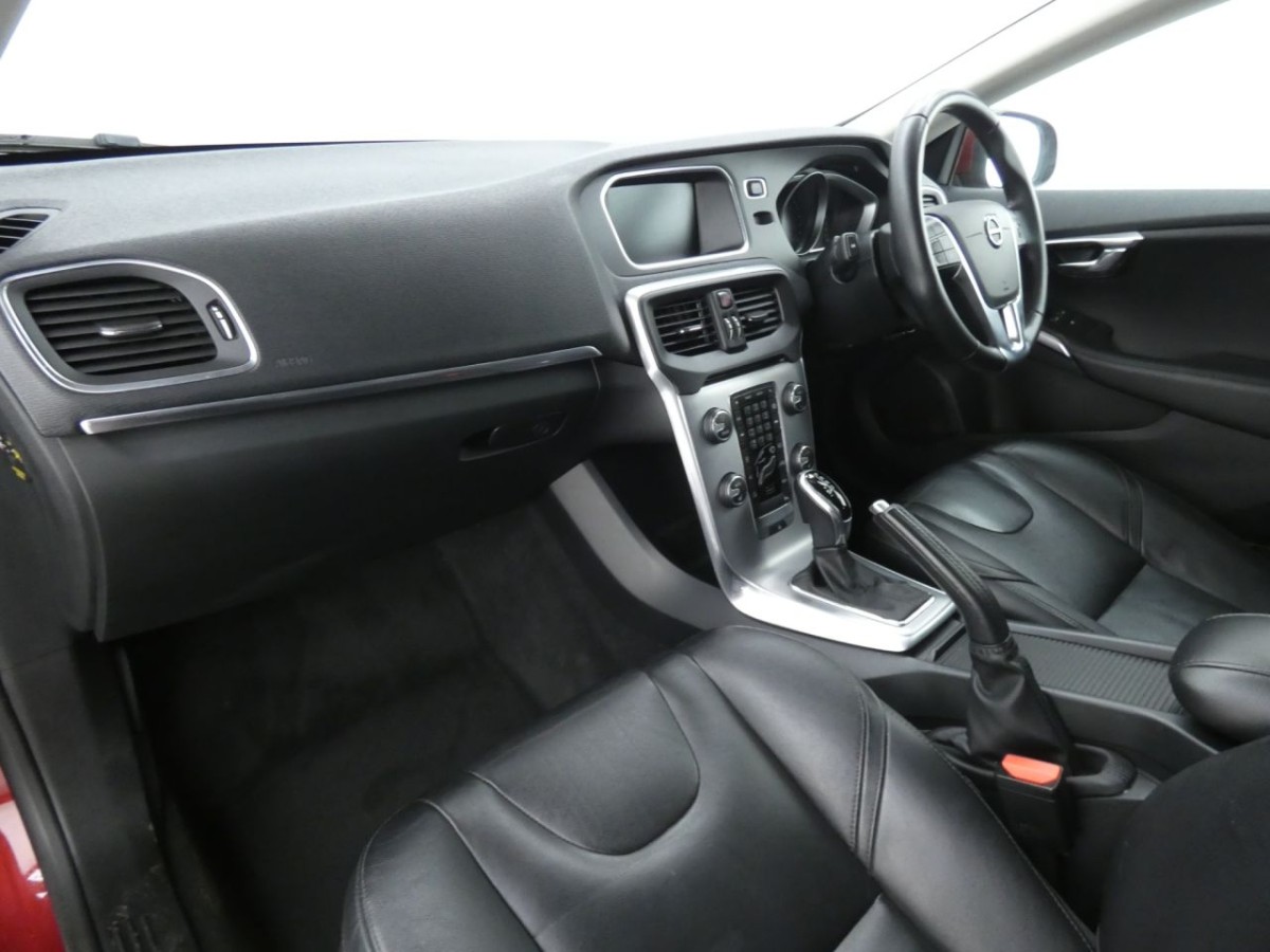 VOLVO V40 1.5 T3 INSCRIPTION 5D 150 BHP - 2018 - £11,990