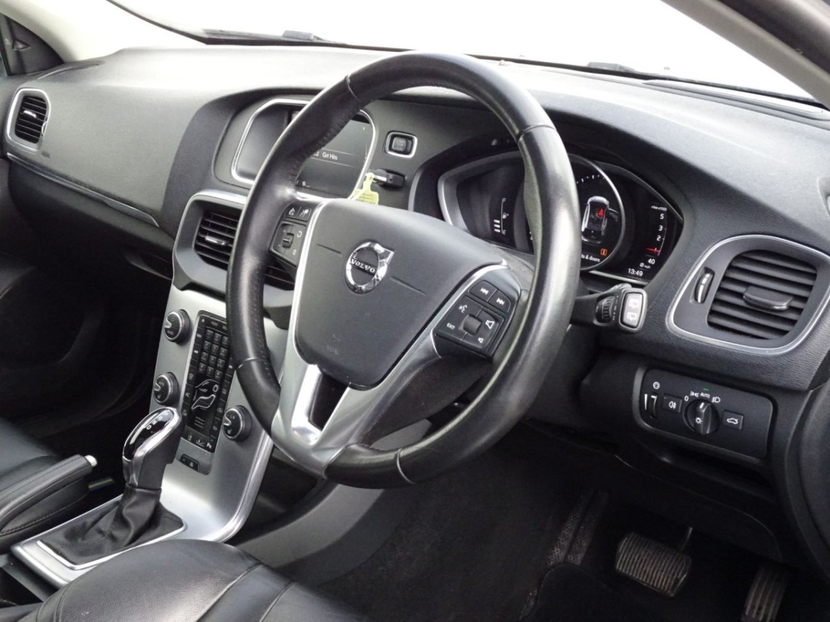 VOLVO V40 2.0 D3 INSCRIPTION EDITION 5D AUTO 148 BHP HATCHBACK - 2019 - £13,990