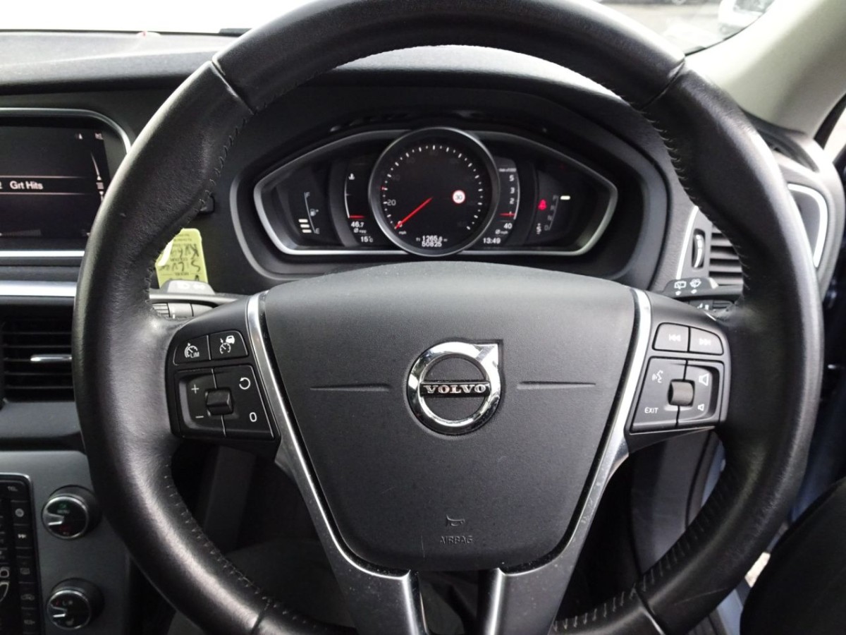 VOLVO V40 2.0 D3 INSCRIPTION EDITION 5D AUTO 148 BHP HATCHBACK - 2019 - £13,990