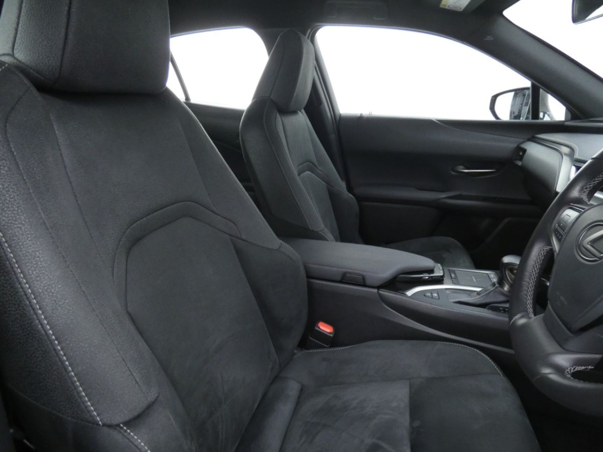 LEXUS UX 2.0 250H 5D 108 BHP - 2019 - £16,990