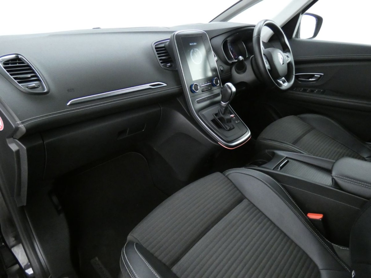 RENAULT GRAND SCENIC 1.3 SIGNATURE TCE EDC 5D 139 BHP - 2019 - £14,700