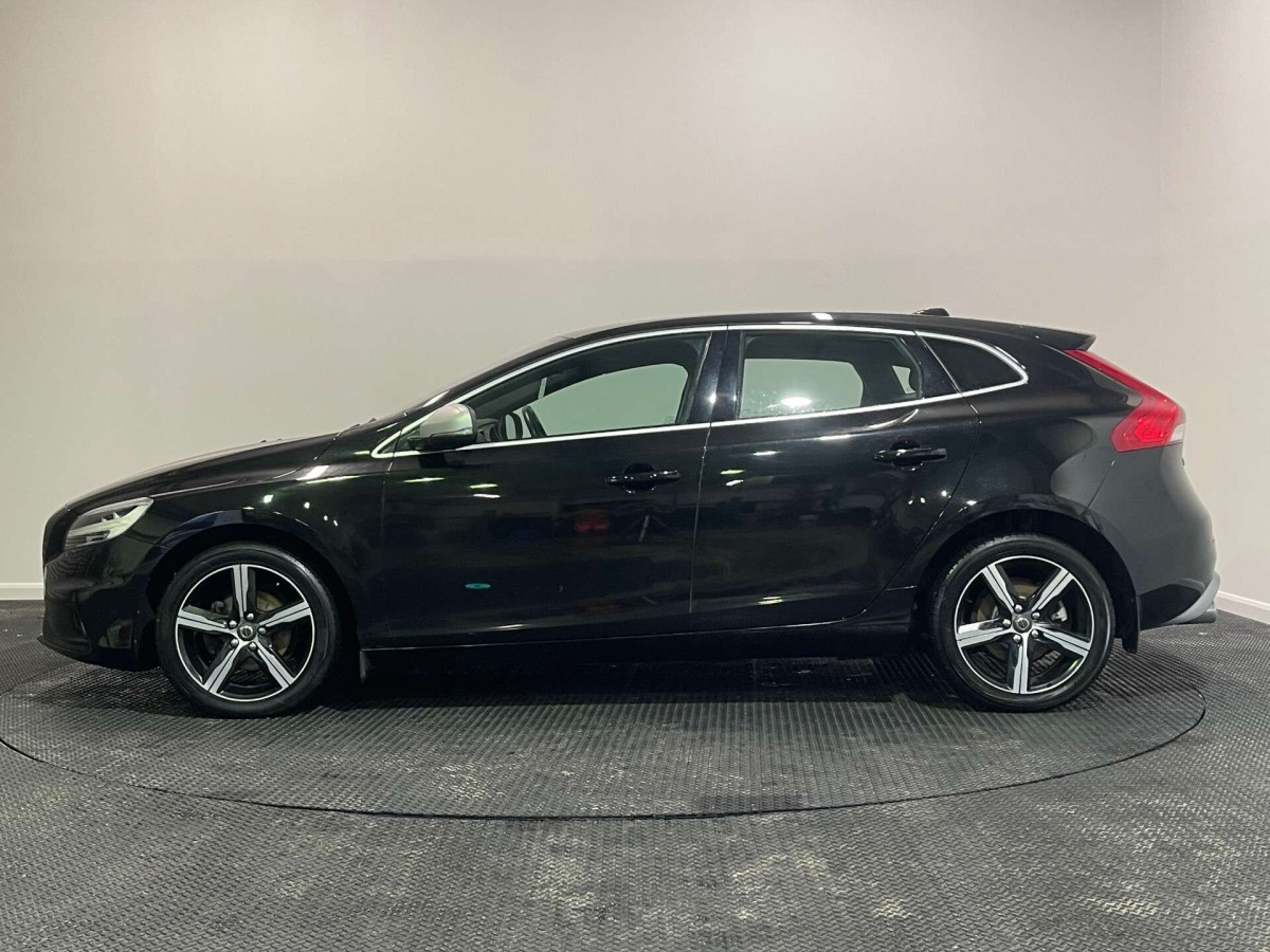 VOLVO V40 2018 (18) 2.0 D2 R-DESIGN NAV PLUS HATCHBACK 5DR DIESEL MANUAL EURO 6 (S/S) (120 PS) - 2018 - £10,000