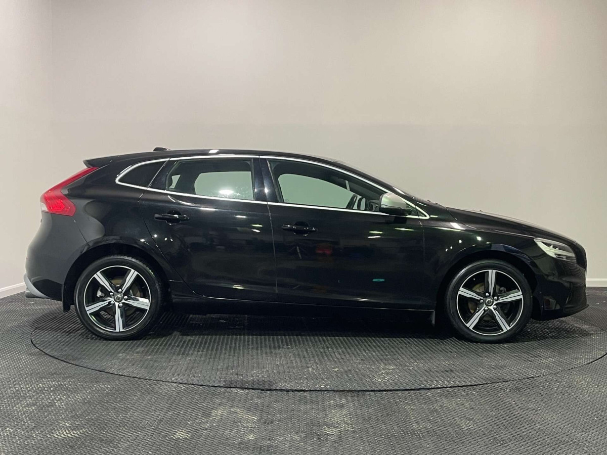 VOLVO V40 2018 (18) 2.0 D2 R-DESIGN NAV PLUS HATCHBACK 5DR DIESEL MANUAL EURO 6 (S/S) (120 PS) - 2018 - £10,000