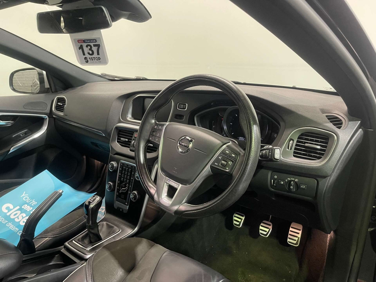 VOLVO V40 2018 (18) 2.0 D2 R-DESIGN NAV PLUS HATCHBACK 5DR DIESEL MANUAL EURO 6 (S/S) (120 PS) - 2018 - £10,000