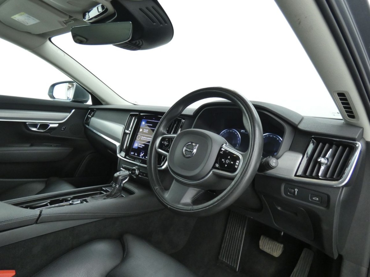 VOLVO V90 2.0 T4 MOMENTUM PLUS 5D 188 BHP - 2019 - £21,990