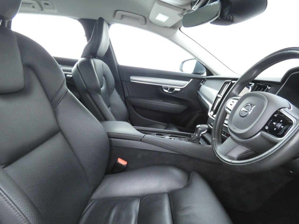VOLVO V90 2.0 T4 MOMENTUM PLUS 5D 188 BHP - 2019 - £21,990