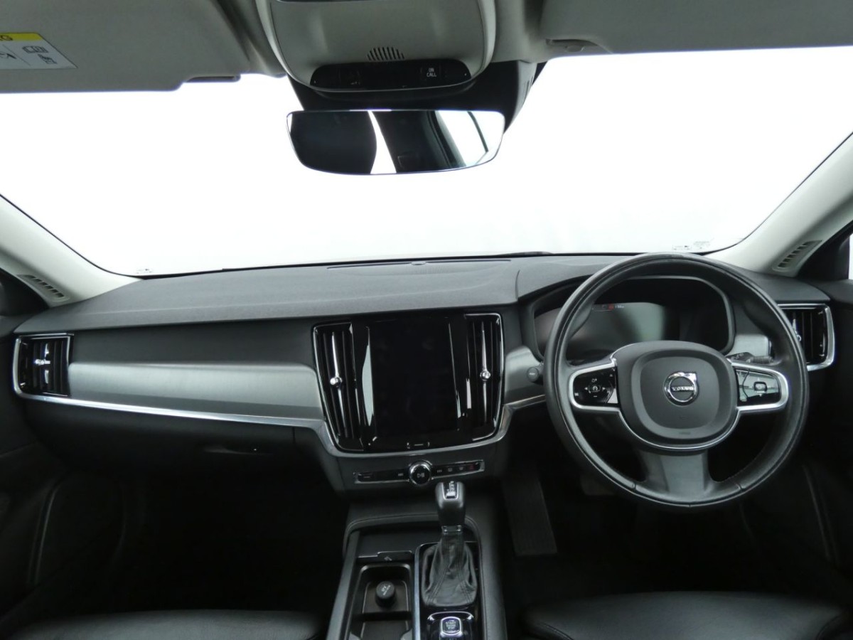 VOLVO V90 2.0 T4 MOMENTUM PLUS 5D 188 BHP - 2019 - £21,990