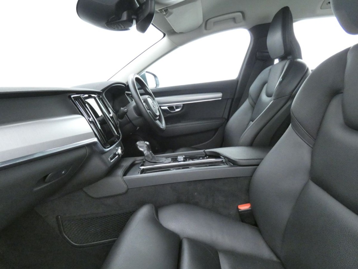 VOLVO V90 2.0 T4 MOMENTUM PLUS 5D 188 BHP - 2019 - £21,990