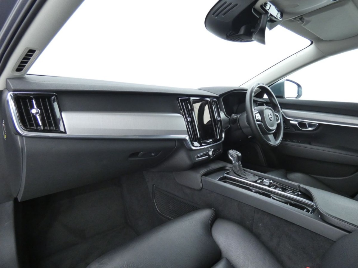 VOLVO V90 2.0 T4 MOMENTUM PLUS 5D 188 BHP - 2019 - £21,990