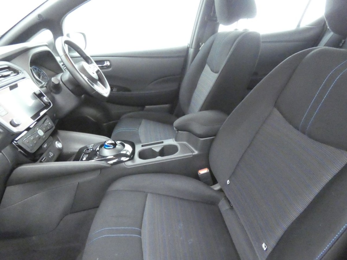 NISSAN LEAF 0.0 ACENTA 5D 148 BHP - 2020 - £9,990