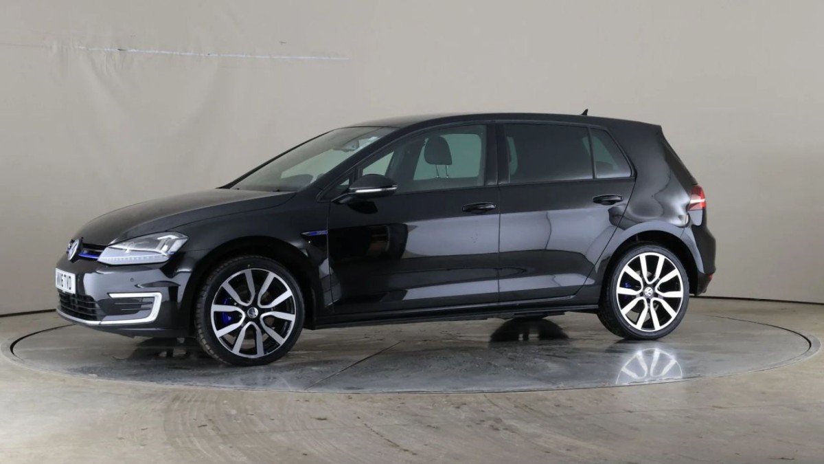 VOLKSWAGEN GOLF 1.4 GTE NAV DSG 5D 150 BHP - 2016 - £10,990