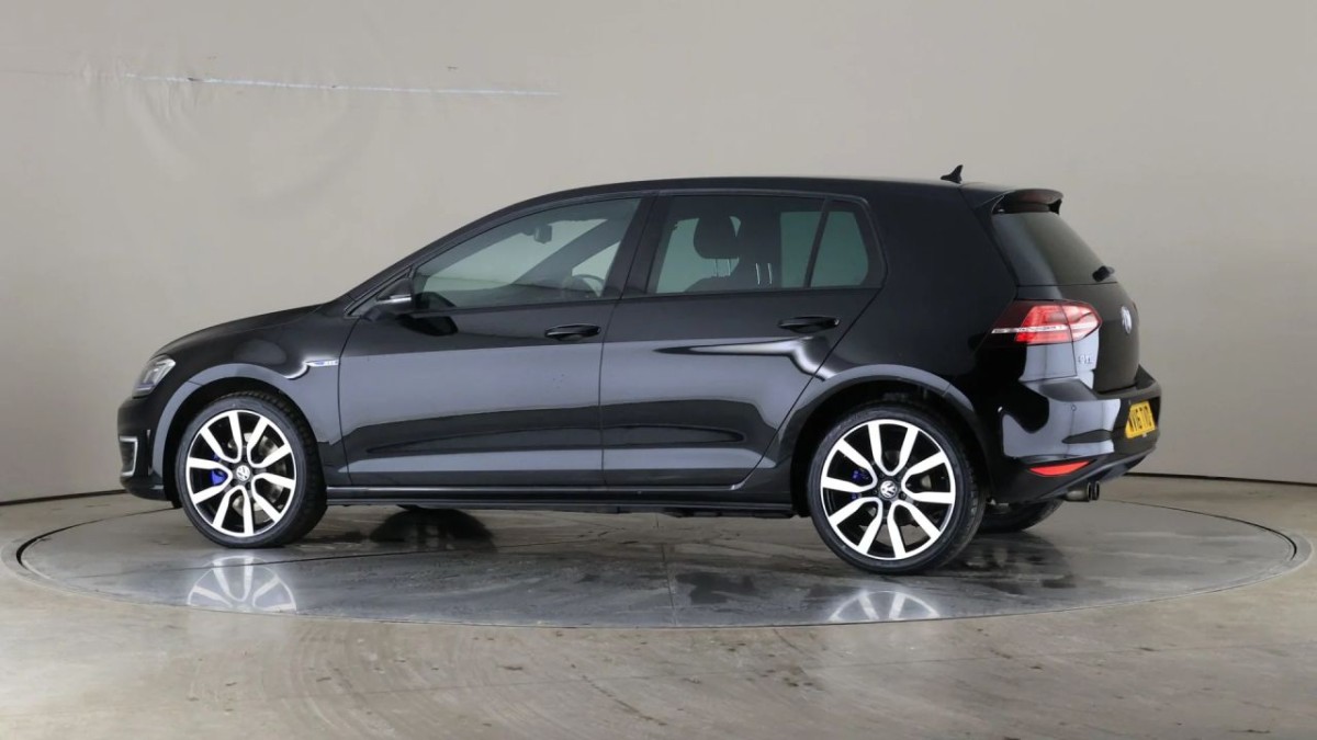 VOLKSWAGEN GOLF 1.4 GTE NAV DSG 5D 150 BHP - 2016 - £10,990