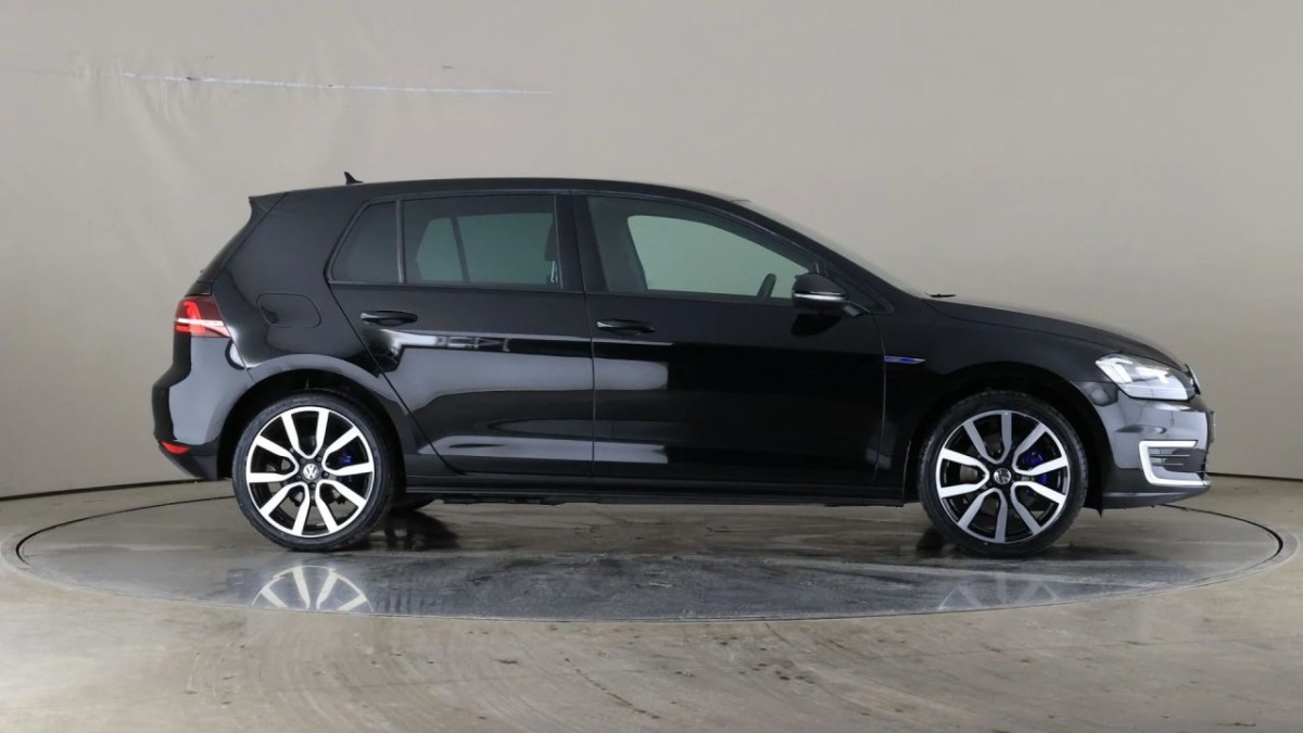VOLKSWAGEN GOLF 1.4 GTE NAV DSG 5D 150 BHP - 2016 - £10,990