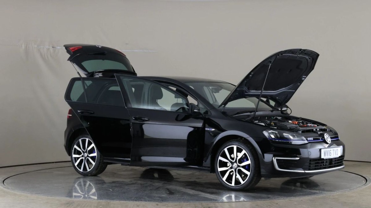 VOLKSWAGEN GOLF 1.4 GTE NAV DSG 5D 150 BHP - 2016 - £10,990