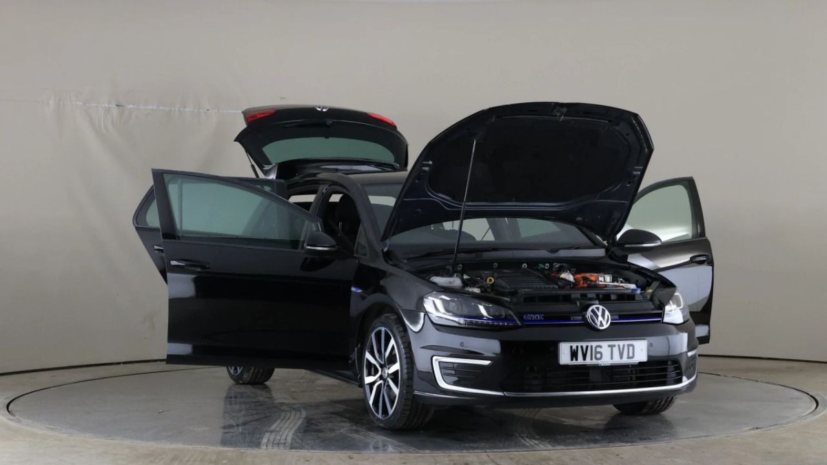 VOLKSWAGEN GOLF 1.4 GTE NAV DSG 5D 150 BHP - 2016 - £10,990