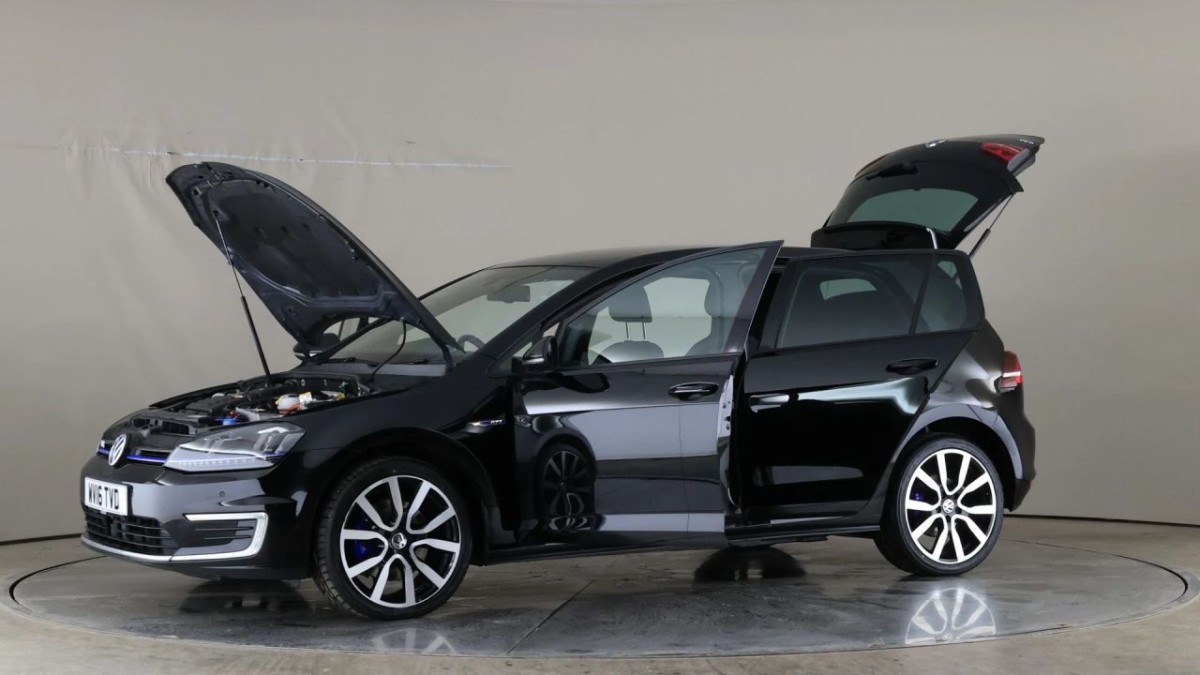 VOLKSWAGEN GOLF 1.4 GTE NAV DSG 5D 150 BHP - 2016 - £10,990