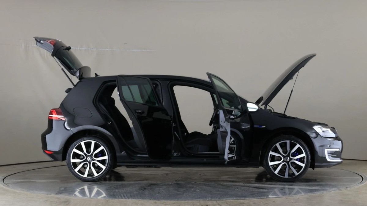 VOLKSWAGEN GOLF 1.4 GTE NAV DSG 5D 150 BHP - 2016 - £10,990