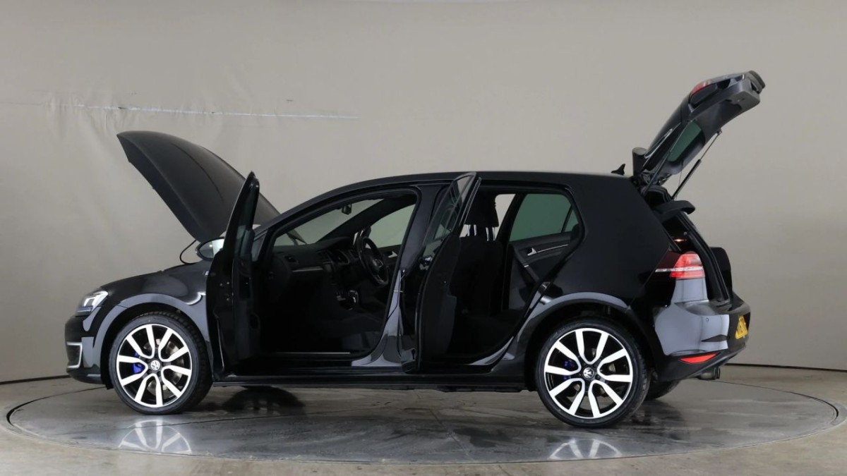 VOLKSWAGEN GOLF 1.4 GTE NAV DSG 5D 150 BHP - 2016 - £10,990