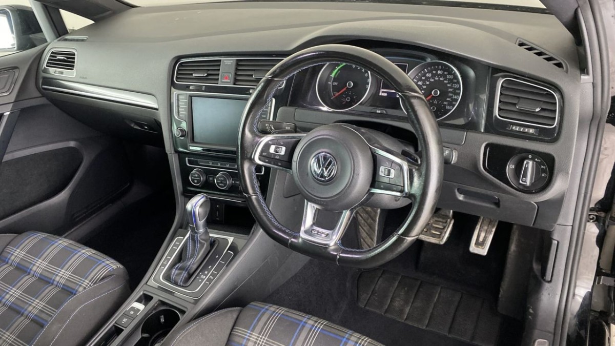 VOLKSWAGEN GOLF 1.4 GTE NAV DSG 5D 150 BHP - 2016 - £10,990