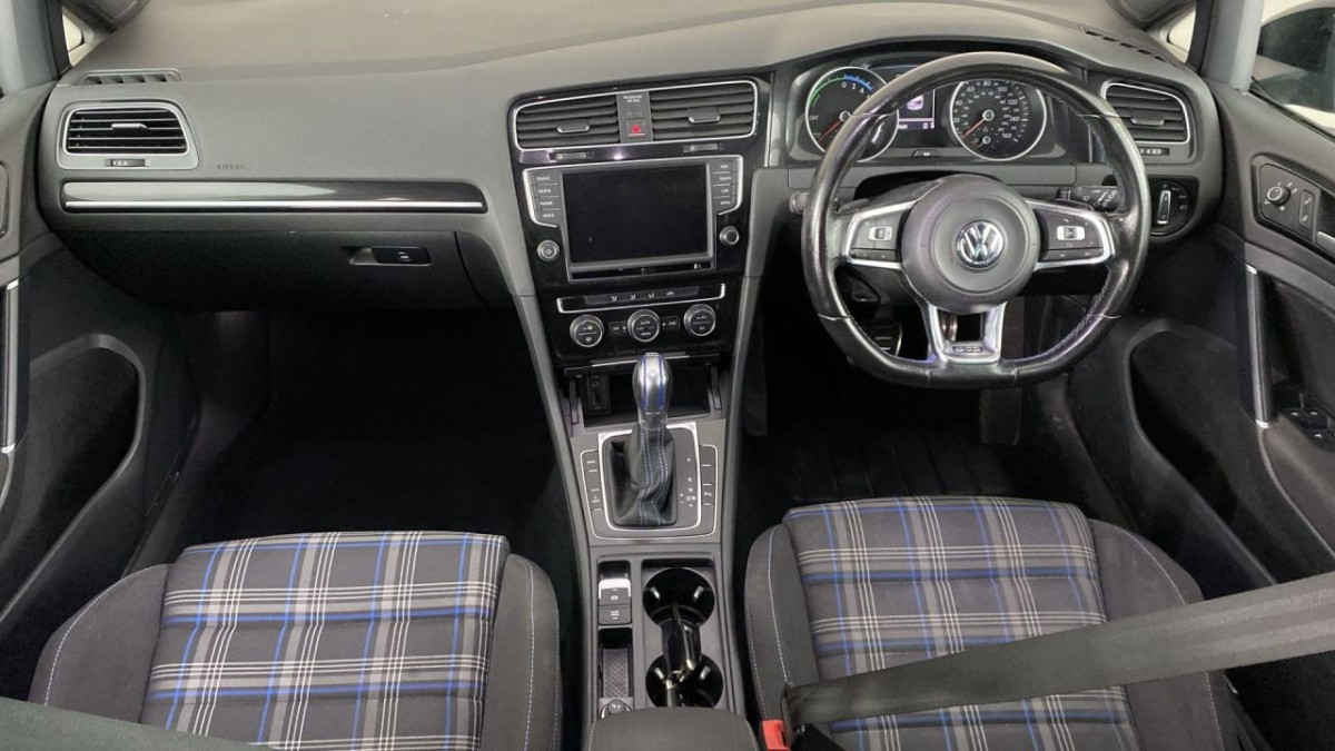 VOLKSWAGEN GOLF 1.4 GTE NAV DSG 5D 150 BHP - 2016 - £10,990
