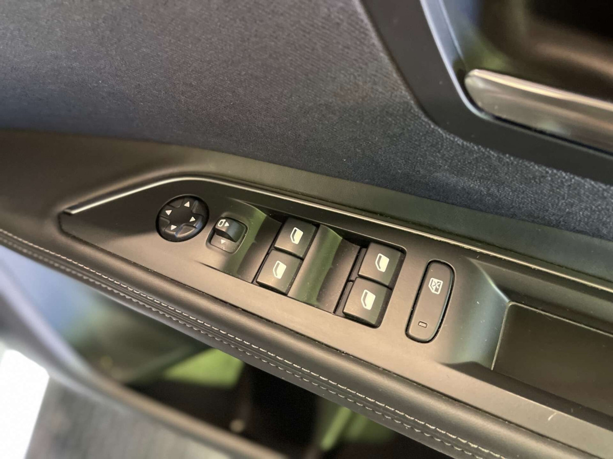 PEUGEOT 5008 2018 (18) 1.6 BLUEHDI ALLURE SUV 5DR DIESEL MANUAL EURO 6 (S/S) (120 PS) - 2018 - £12,800