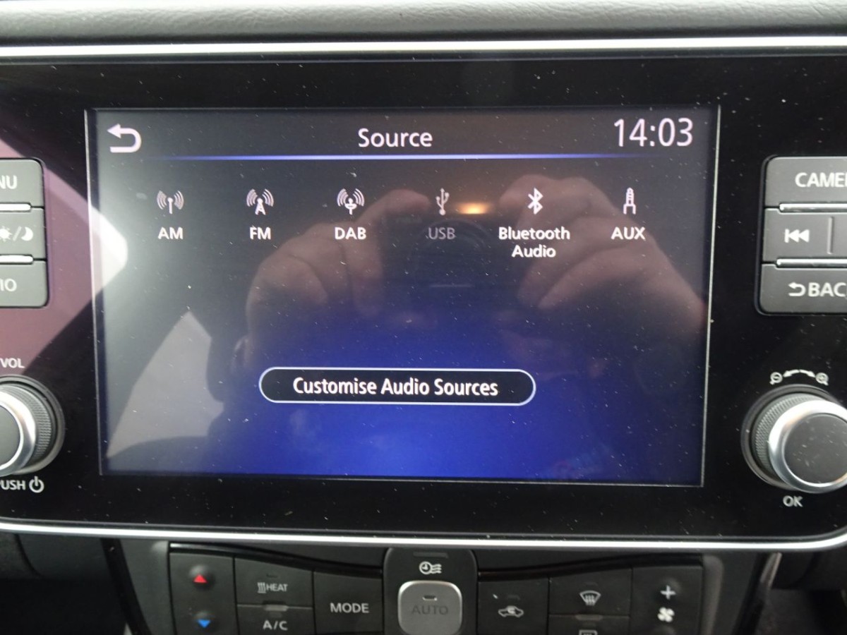 NISSAN LEAF N-CONNECTA 5D 148 BHP - 2019 - £13,990